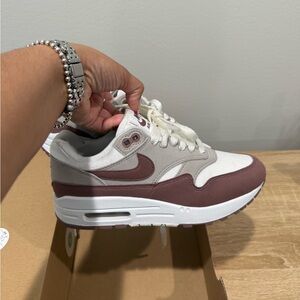 Nike Women's Sneakers - White, Beige, Mauve